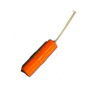 OFS-1光纖水聽器它通過高靈敏度的光學(xué)相干檢測原理，可以達(dá)到較高的探測靈敏度和較寬動(dòng)態(tài)范圍，將水聲振動(dòng)轉(zhuǎn)換成光信號(hào)，通過光纖傳至信號(hào)處理系統(tǒng)提取聲信號(hào)信息，具有靈敏度高、頻帶響應(yīng)寬、抗電磁干擾、耐惡劣環(huán)境、結(jié)構(gòu)輕巧、易于遙測和構(gòu)成大規(guī)模陣列等特點(diǎn)，它屬于新型水聽器的一種，已經(jīng)逐漸從早期的實(shí)驗(yàn)室研究階段邁向工程應(yīng)用。
