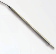 YS-L100光纖光柵裂縫傳感器也稱(chēng)光纖光柵裂縫計(jì)，它采用不銹鋼外殼設(shè)計(jì)，具有測(cè)量精度高、抗壓抗剪切能力強(qiáng)等優(yōu)點(diǎn)，可長(zhǎng)期布設(shè)在混凝土結(jié)構(gòu)物或其他材料結(jié)構(gòu)物內(nèi)部及表面，測(cè)量結(jié)構(gòu)物伸縮縫或周邊縫的開(kāi)合度。