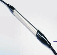 YS-T100鎧裝型光纖光柵溫度傳感器是采用雙端出纖型，具有結(jié)構(gòu)堅(jiān)固的優(yōu)點(diǎn)，防火防爆，應(yīng)用于油罐、電纜、混凝土測(cè)溫以及隧道、消防等溫度測(cè)量領(lǐng)域。