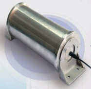 YS-V100光纖振動(dòng)傳感器能夠同時(shí)對(duì)三維振動(dòng)信號(hào)進(jìn)行采集和定位，適用于引擎、發(fā)電機(jī)泵、橋梁、路基、變壓器等領(lǐng)域的振動(dòng)監(jiān)測(cè)。