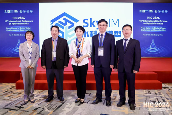 黨委書記、院長彭靜（中）與主創(chuàng)團隊現(xiàn)場發(fā)布“SkyLIM”.jpg