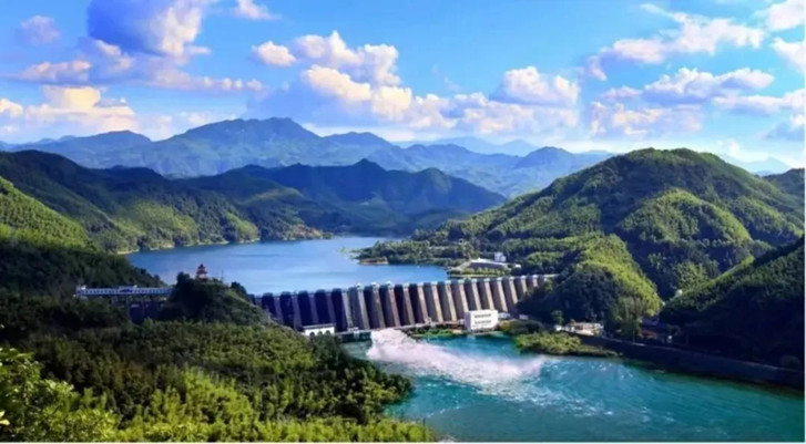 佛子嶺水庫是新中國建設(shè)的第一座鋼筋混凝土連拱壩，被譽(yù)為“新中國第一壩”、“亞洲第一壩”、“遠(yuǎn)東第一高壩”，令國內(nèi)外水利工程界嘆為奇跡，為新生的共和國贏得了巨大的聲譽(yù)。.jpg