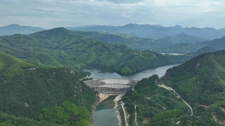 白蓮崖水庫位于淮河南岸支流淠河?xùn)|源西支流——漫水河上，安徽省霍山縣大化坪鎮(zhèn)境內(nèi)。白蓮崖水庫不僅為下游佛子嶺水庫攔洪削峰，更是以它4.6億立方米的總庫容、745平方千米的流域面積為上游生物提供了棲息的家園。.jpg
